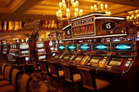 Aplikasi ombak 123 di layar Android menampilkan pasar Liga 1 dan live casino dengan antarmuka navigasi bawah